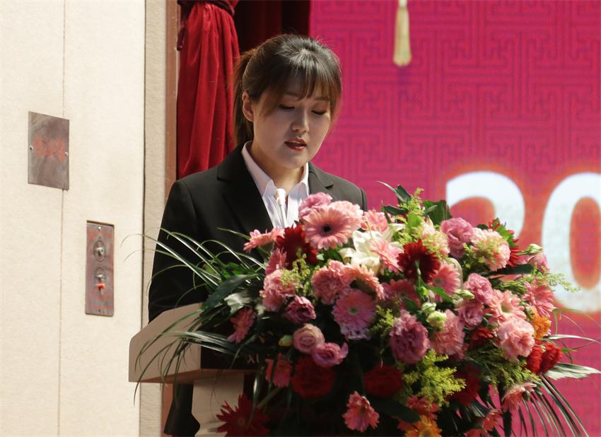 集团副总、江苏树恩教育科技有限公司总经理郭晏彤同志宣读《关于2019年乐鱼在线注册_乐鱼（中国）集团下达各校区招生计划的意见》